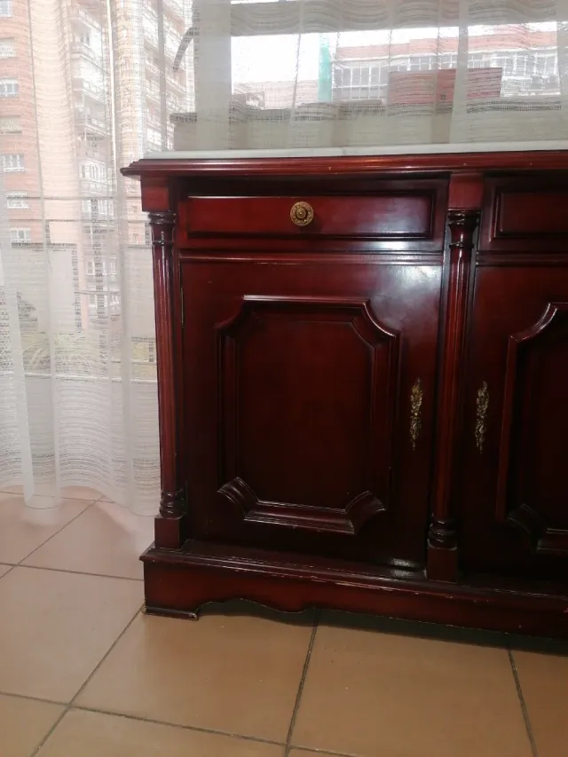 Cómoda de madera con tapa de mármol