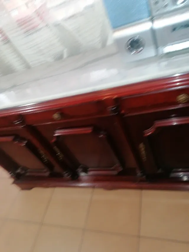 Cómoda de madera con tapa de mármol