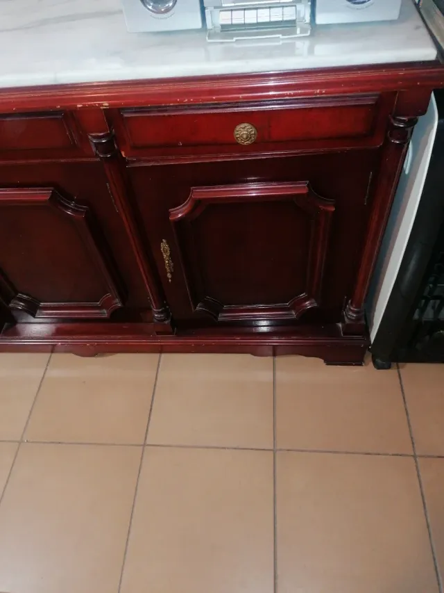 Cómoda de madera con tapa de mármol