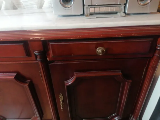 Cómoda de madera con tapa de mármol