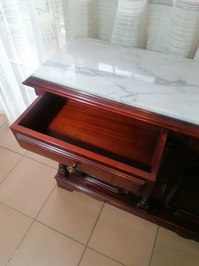 Cómoda de madera con tapa de mármol