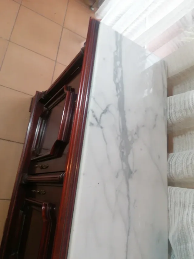 Cómoda de madera con tapa de mármol