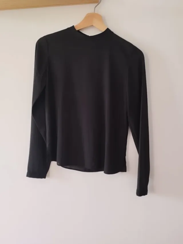 Blusa de gasa negra elegante