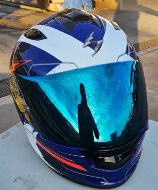 Casco, chaqueta y guantes talla M.