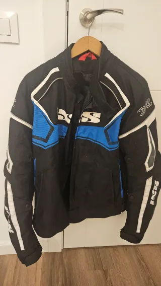 Casco, chaqueta y guantes talla M.