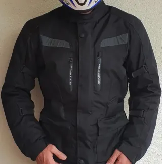 Casco, chaqueta y guantes talla M.