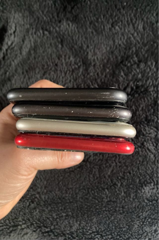 Lote 4 iPhone 11 (Nero, Rosso, Bianco)