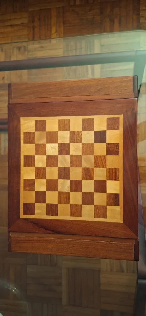 Tablero de ajedrez de madera con pequeña tara late