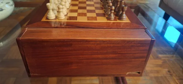 Tablero de ajedrez de madera con pequeña tara late