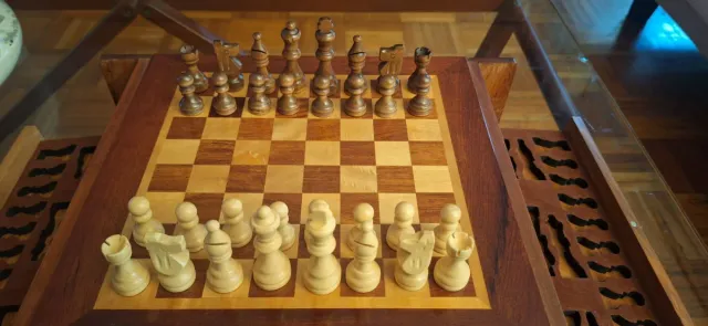 Tablero de ajedrez de madera con pequeña tara late