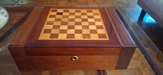Tablero de ajedrez de madera con pequeña tara late