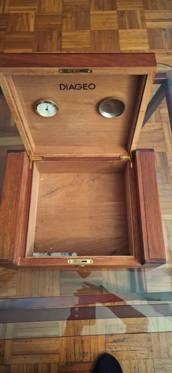 Tablero de ajedrez de madera con pequeña tara late