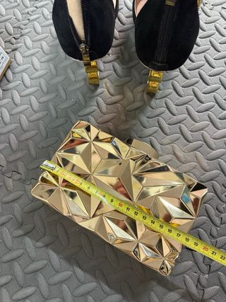 Lote Zapatos Negros y Bolso Dorado