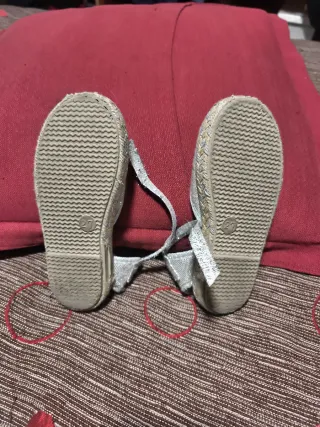 Alpargatas niña talla 27 plata brillante