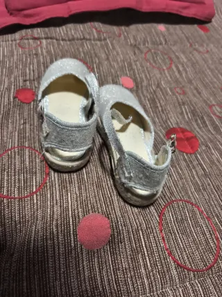 Alpargatas niña talla 27 plata brillante