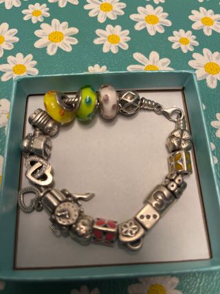 Pulsera Pandora con 18 abalorios