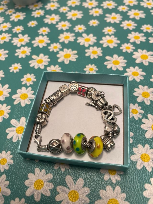 Pulsera Pandora con 18 abalorios