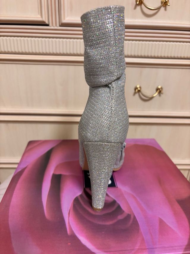 Botines plateados brillantes