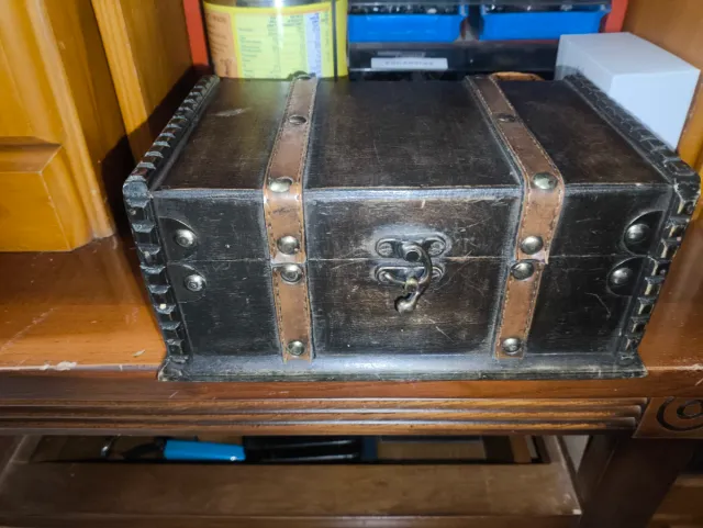 Cofre de madera y cuero