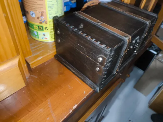 Cofre de madera y cuero