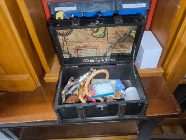 Cofre de madera y cuero