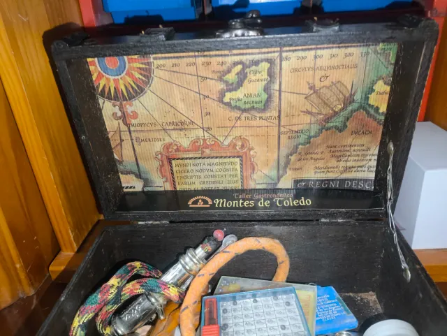 Cofre de madera y cuero