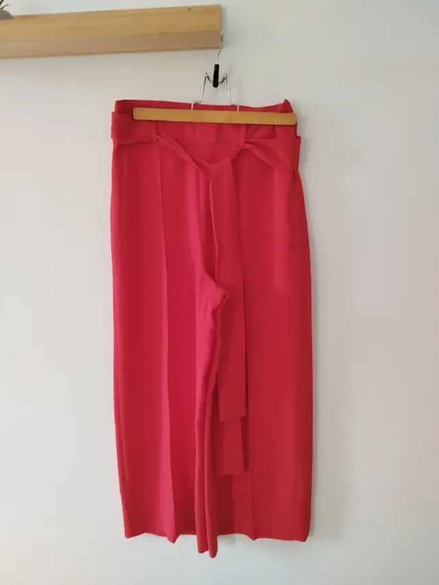 Pantalón rojo de chica