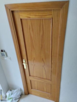 Puerta madera maciza con cristales