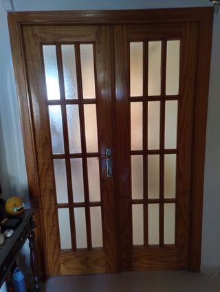 Puerta madera maciza con cristales