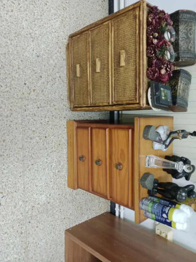 Mesitas de noche de madera y ratán