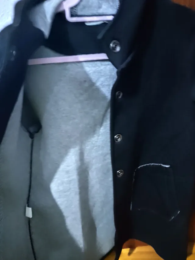 Abrigo negro con capucha