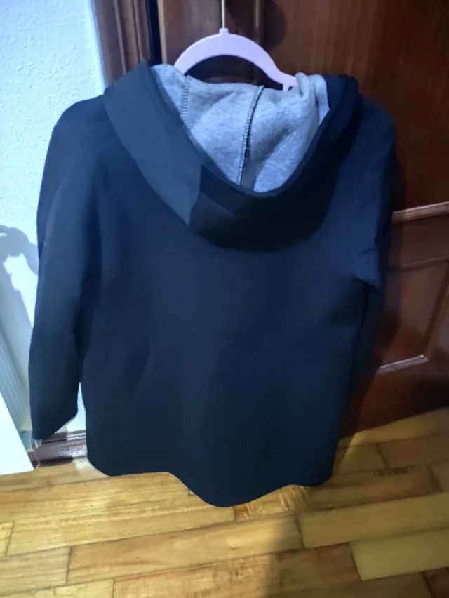 Abrigo negro con capucha