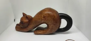 Gatto in legno intagliato