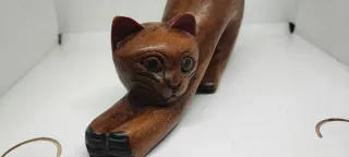Gatto in legno intagliato