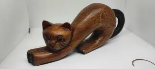 Gatto in legno intagliato