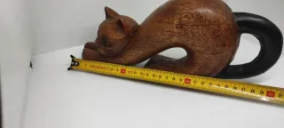 Gatto in legno intagliato