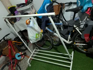 Burro perchero blanco y multicolor algo doblado