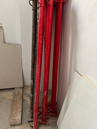 Puntales metálicos rojos y uno oscuro