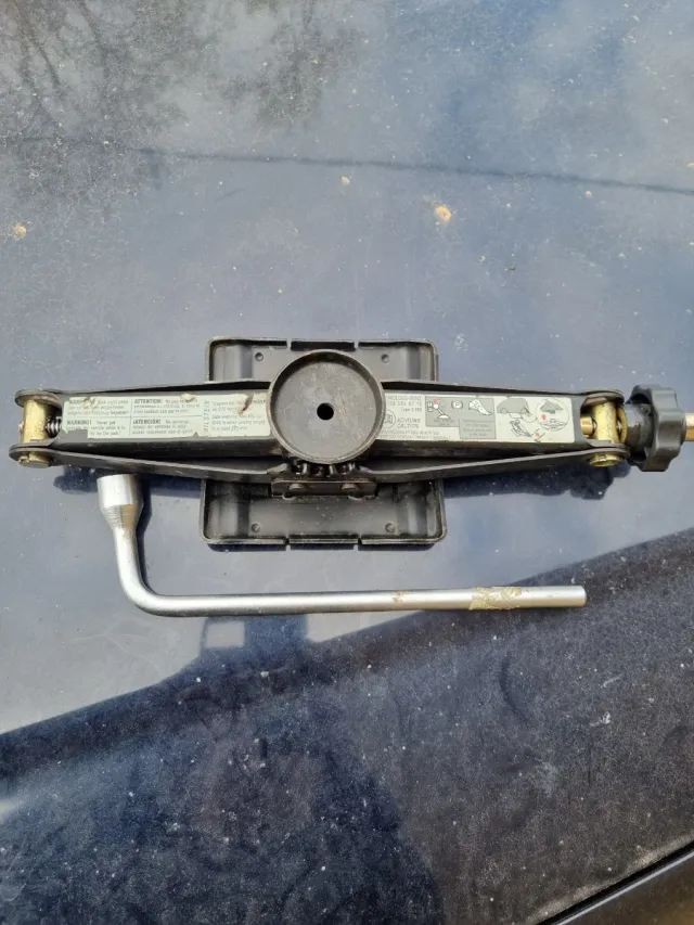 Gato y llave Mercedes Benz