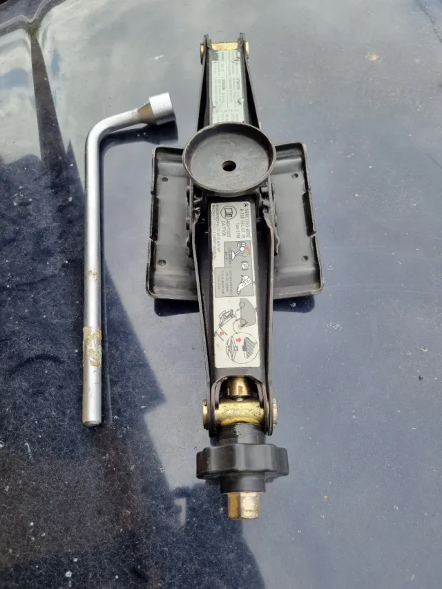 Gato y llave Mercedes Benz