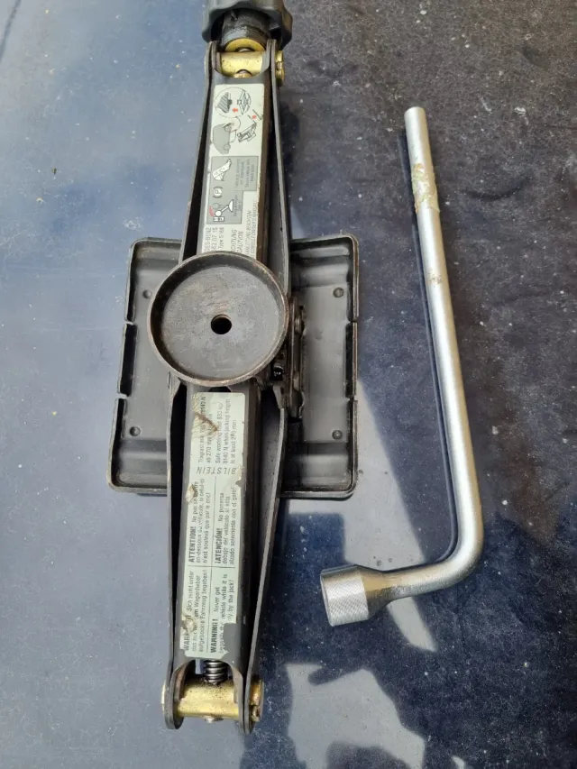 Gato y llave Mercedes Benz