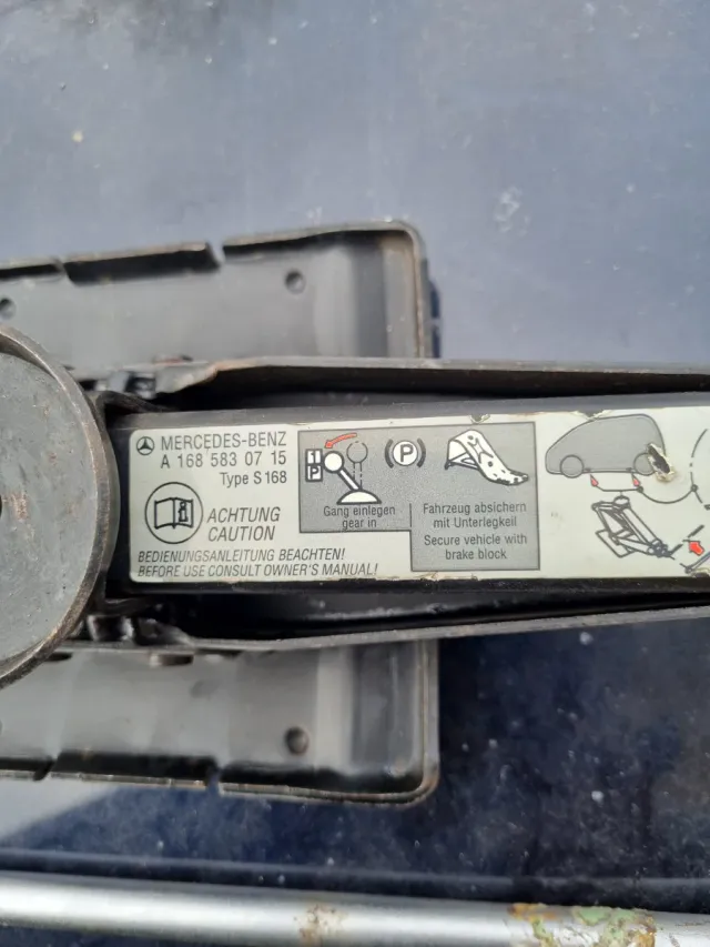 Gato y llave Mercedes Benz