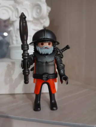 Playmobil Medieval Guerrero con espada y hacha.