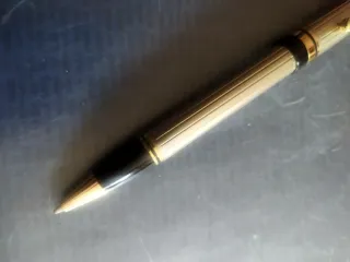 Bolígrafo elegante plateado y dorado