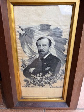 Retrato Alfonso XII hecho con hilo blanco y negro.