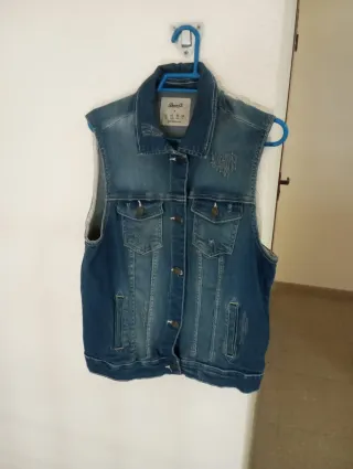 Chaleco vaquero, con botones metálicos nuevo.