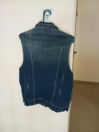 Chaleco vaquero, con botones metálicos nuevo.