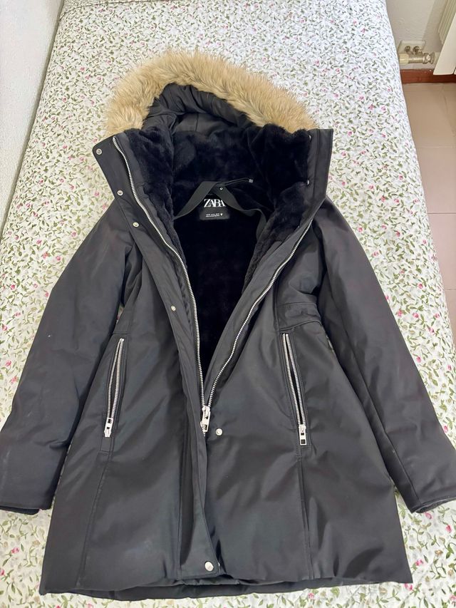 Abrigo Zara negro con capucha y pelo