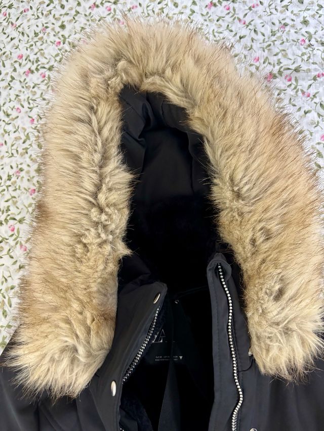 Abrigo Zara negro con capucha y pelo