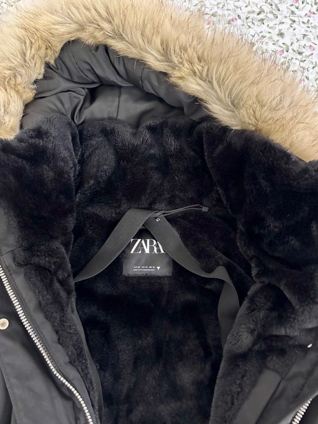 Abrigo Zara negro con capucha y pelo
